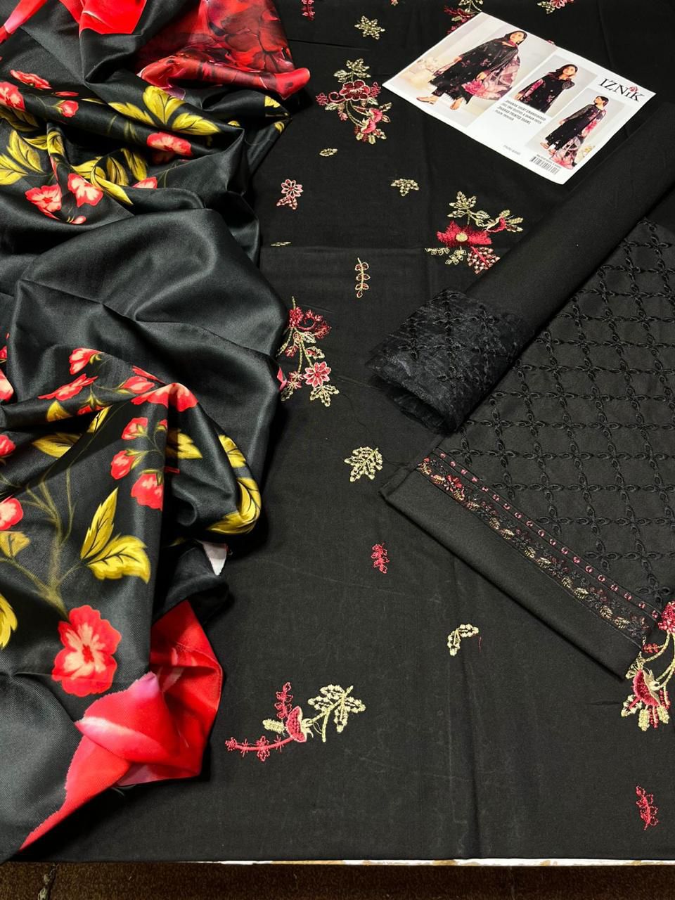 🌿 Iznik Winter Grace Edition – Elegant Embroidered 3PC Suit with Premium Shawl Dupatta & Exclusive Detailing 🌿
