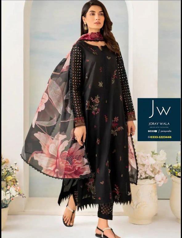 🌿 Iznik Winter Grace Edition – Elegant Embroidered 3PC Suit with Premium Shawl Dupatta & Exclusive Detailing 🌿